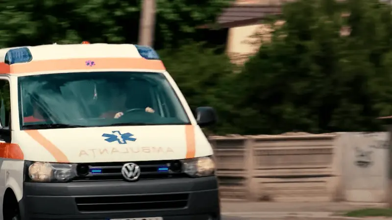 Transport pacient în scaun rulant